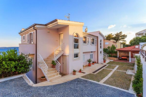 Holiday home Lola, sea on a palm! HEATED POOL